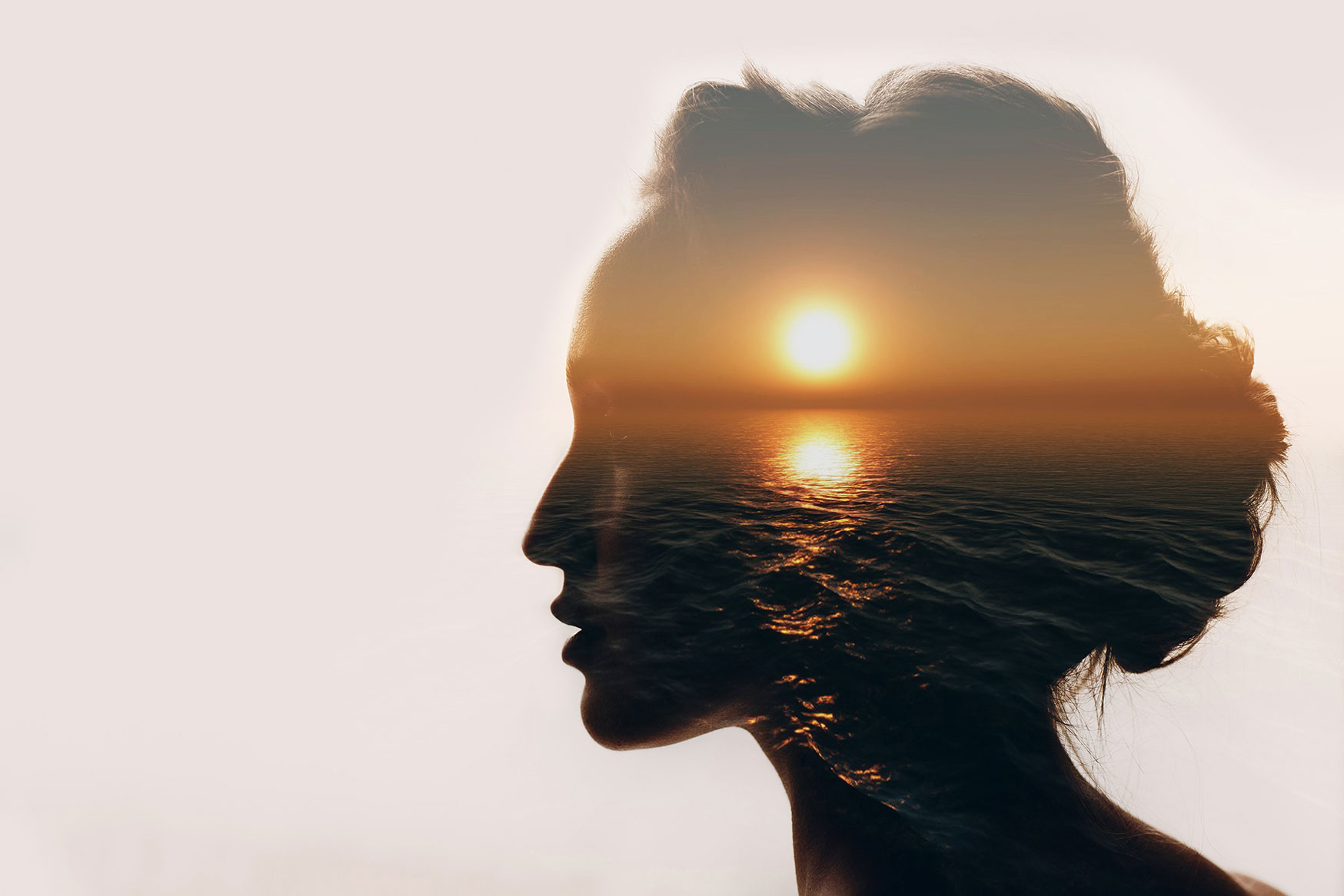 Frauensilhouette mit Sonnenuntergang im Hintergrund