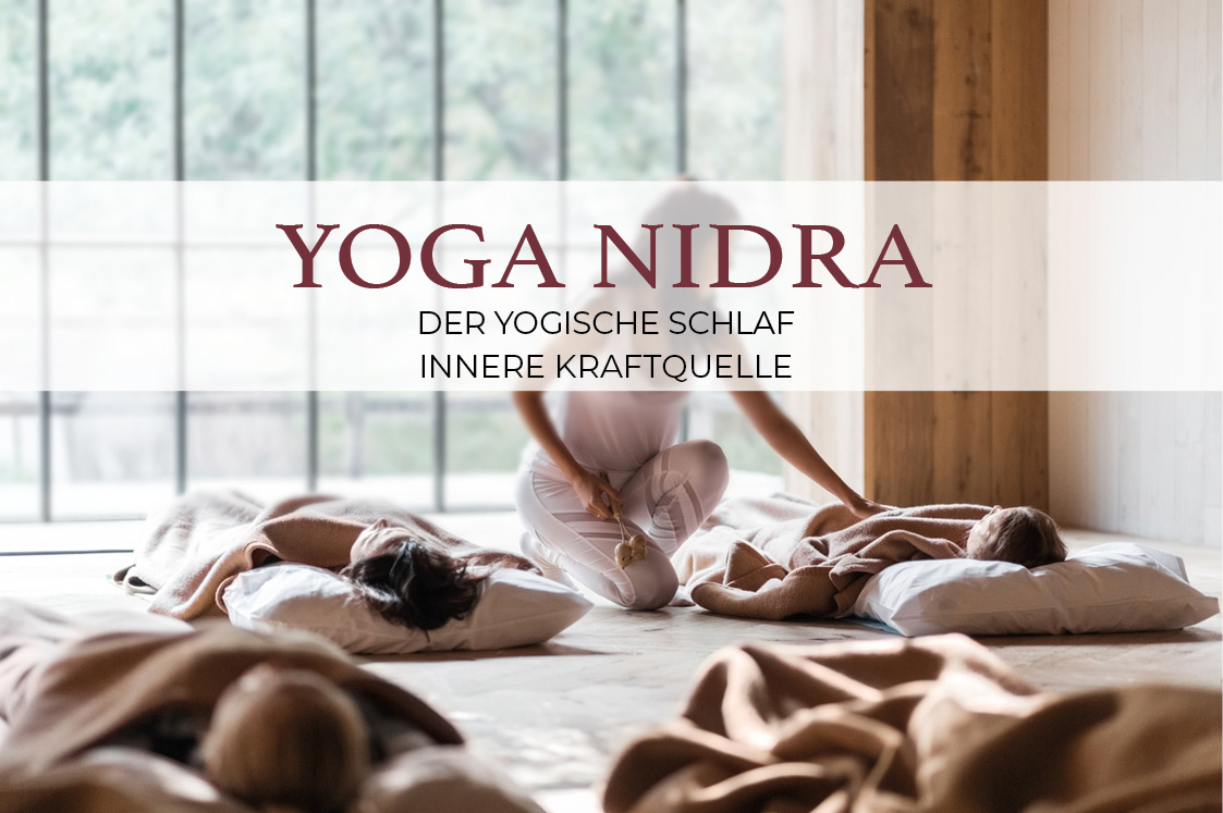 Frau praktiziert Yoga Nidra